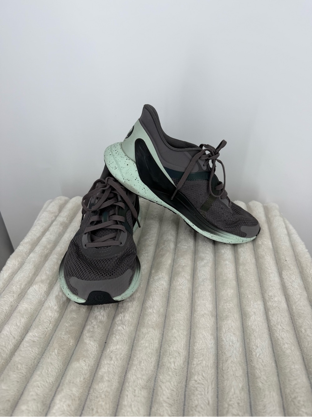 Lululemon Blissfeel “Winter Edition” gray/teal running shoes size 9.5